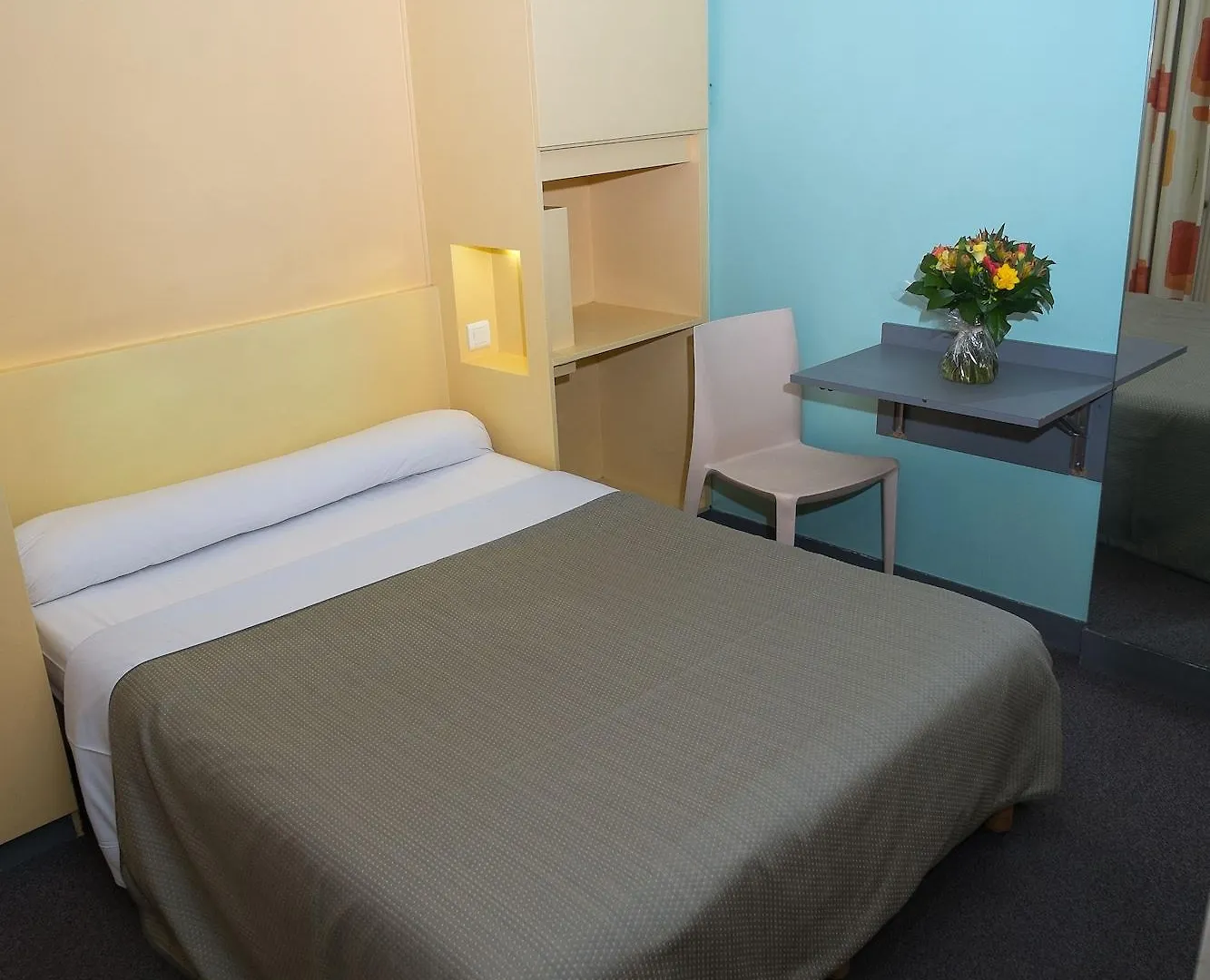 Trendy Canettes Hotel Paris